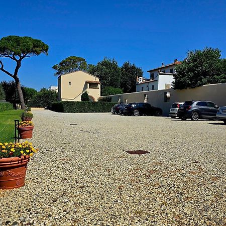 La Villa Apartments Tinaia - Excellent For Sardegna & Corsica - 6-8 Beds - Private Parking Included With Camera Livorno Luaran gambar