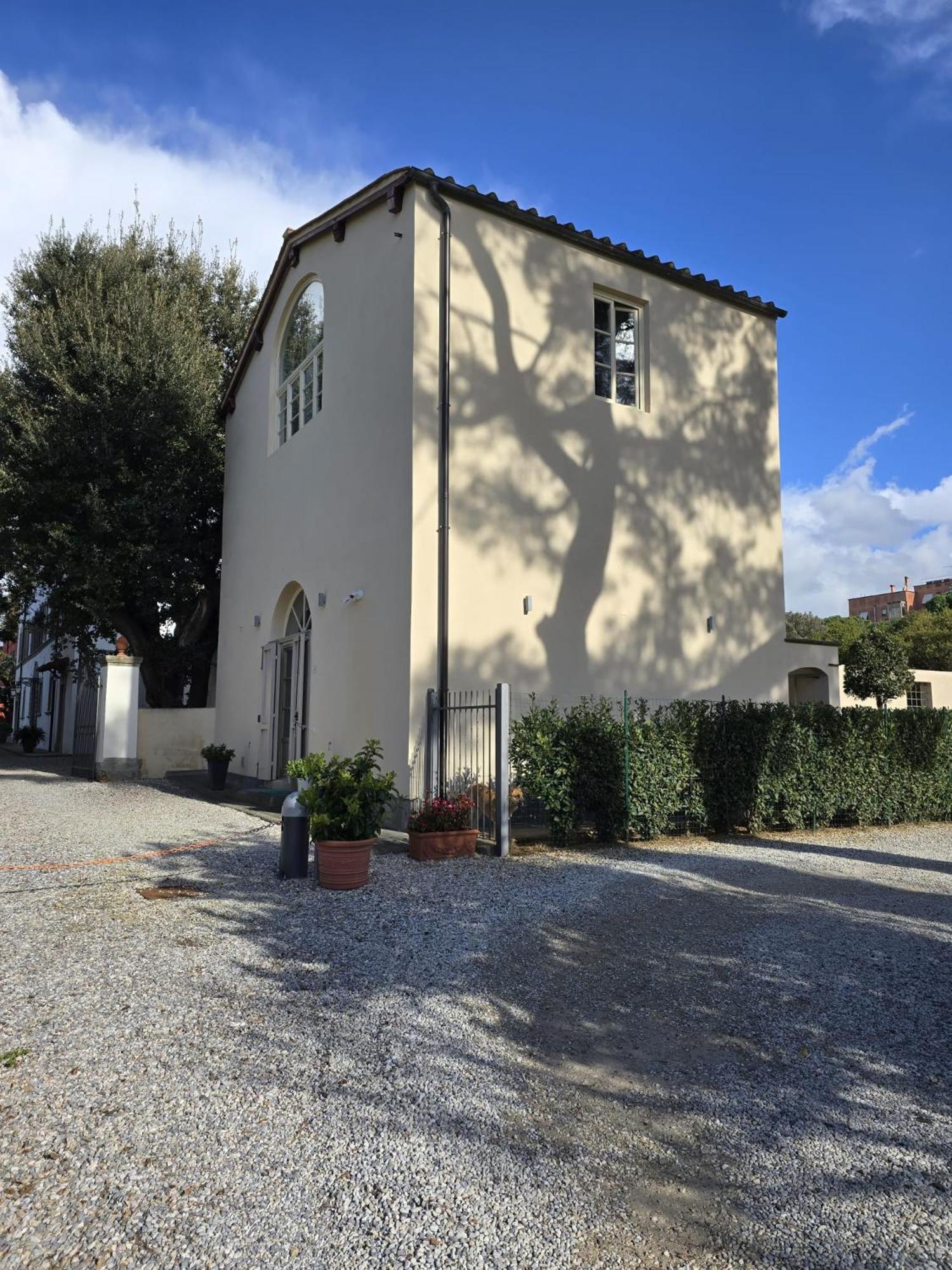 La Villa Apartments Tinaia - Excellent For Sardegna & Corsica - 6-8 Beds - Private Parking Included With Camera Livorno Luaran gambar