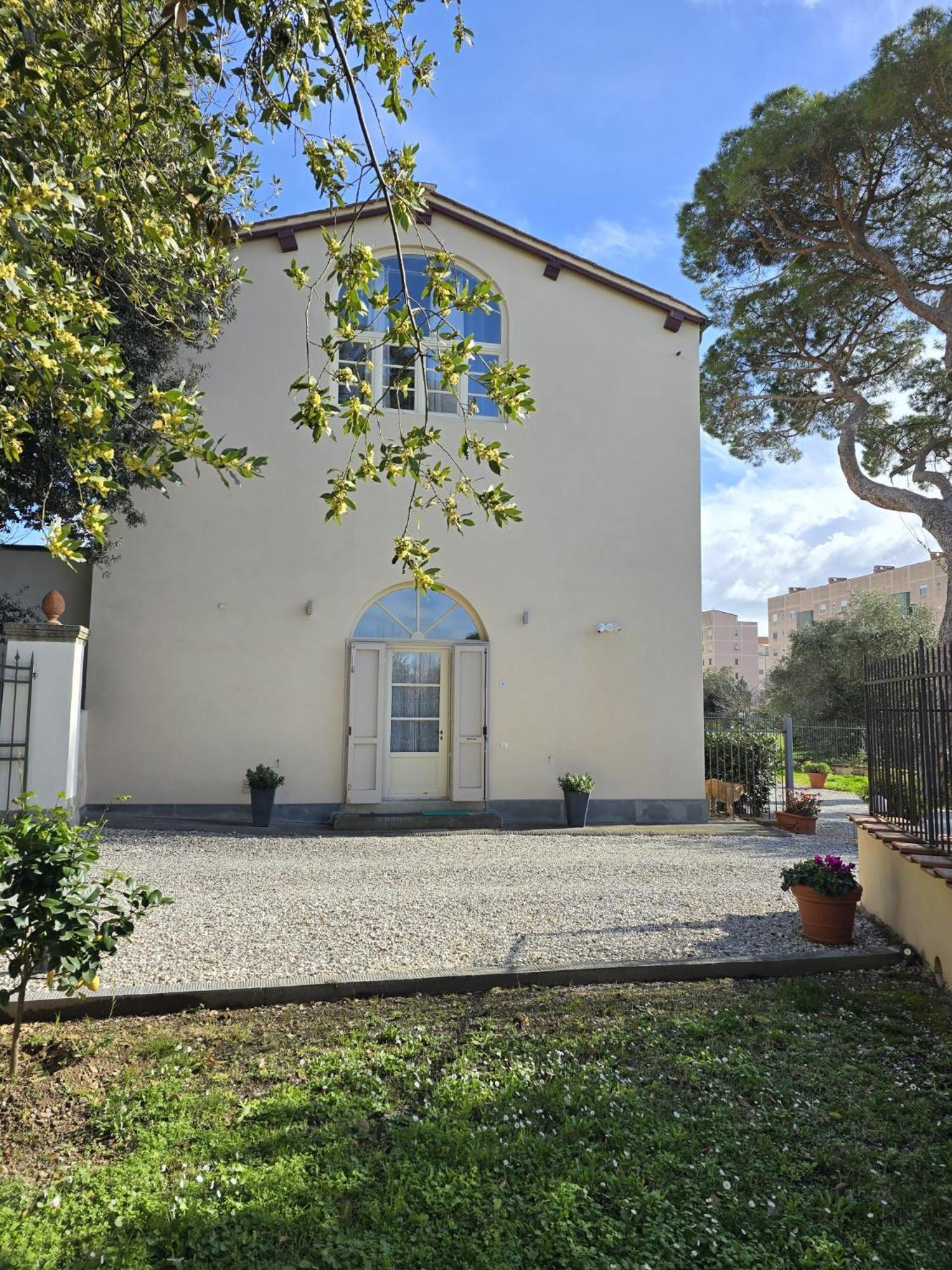 La Villa Apartments Tinaia - Excellent For Sardegna & Corsica - 6-8 Beds - Private Parking Included With Camera Livorno Luaran gambar