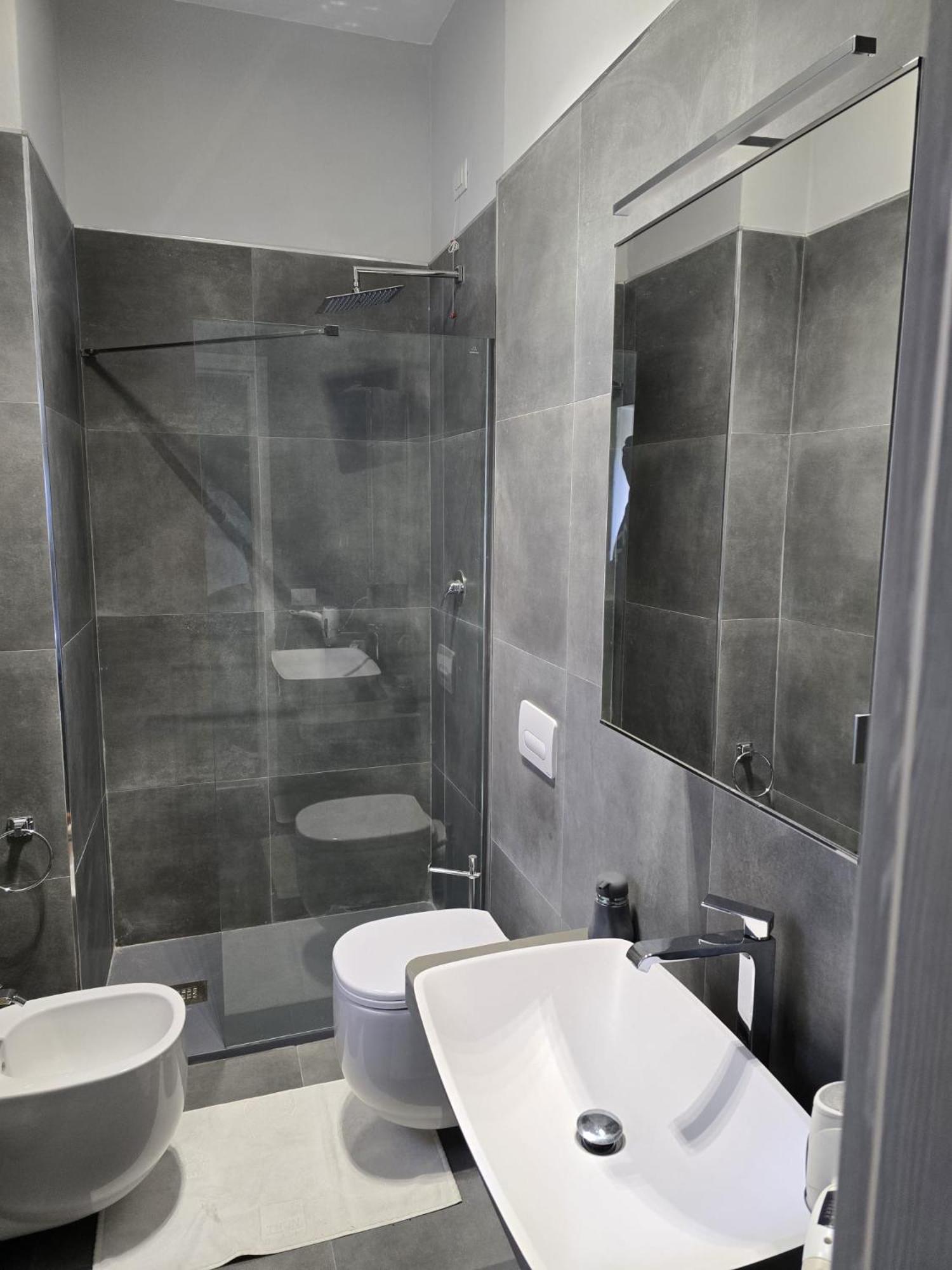 La Villa Apartments Tinaia - Excellent For Sardegna & Corsica - 6-8 Beds - Private Parking Included With Camera Livorno Luaran gambar
