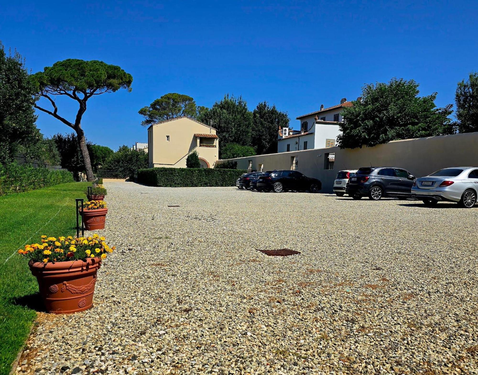 La Villa Apartments Tinaia - Excellent For Sardegna & Corsica - 6-8 Beds - Private Parking Included With Camera Livorno Luaran gambar