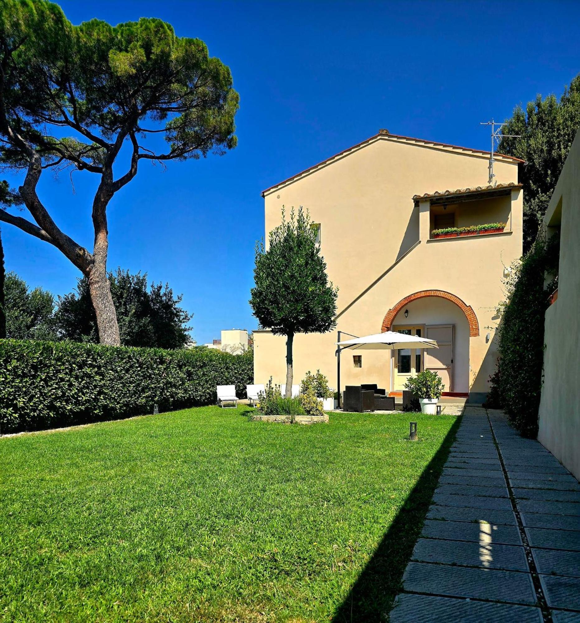 La Villa Apartments Tinaia - Excellent For Sardegna & Corsica - 6-8 Beds - Private Parking Included With Camera Livorno Luaran gambar